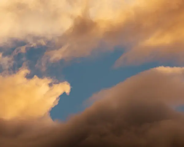 Whispy clouds rolling over the front range.
